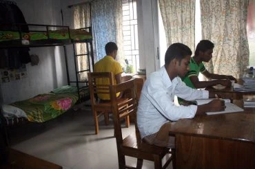 আজো কানে গোঁজ শিরীষ কুসুম কিংশুক-মঞ্জরী